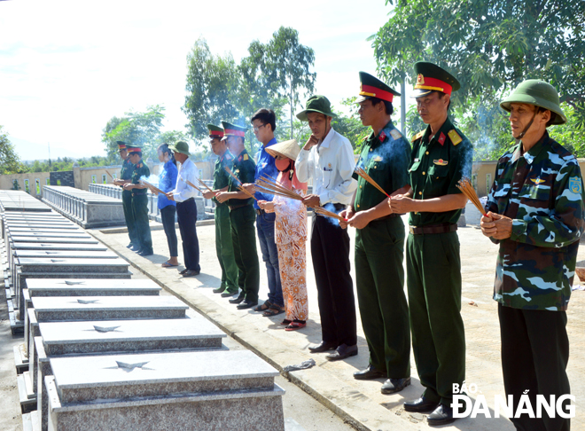 Cán bộ, chiến sĩ lực lượng vũ trang thành phố và cấp ủy, chính quyền, nhân dân xã Hòa Liên thắp hương tưởng niệm các anh hùng - liệt sĩ tại Nghĩa trang Liệt sĩ xã.