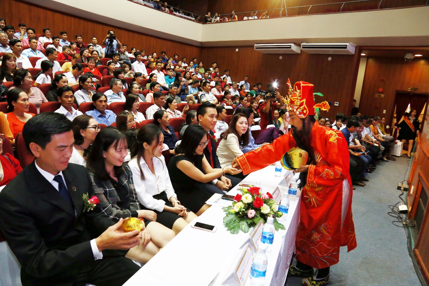 Khách tham dự ngày hội tại Bạc Liêu nhận quà tặng lưu niệm từ “Thần tài”.