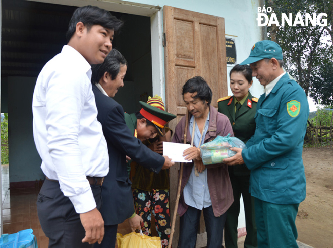 Anh Dương Tuấn (ngoài cùng bên phải) cùng các đơn vị tự vệ tặng quà đồng bào nghèo xã Tư, huyện Đông Giang, tỉnh Quảng Nam.