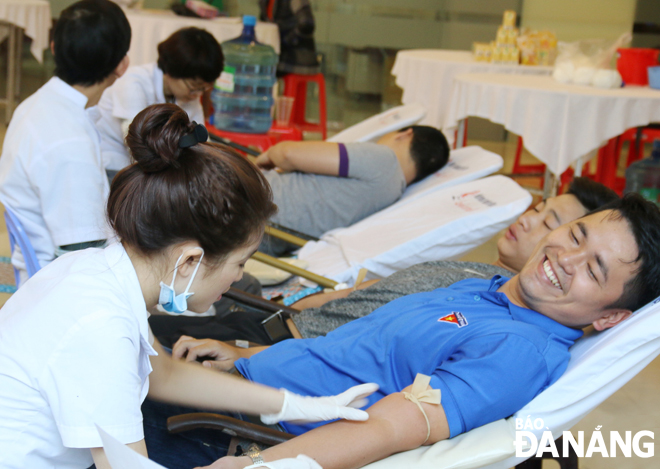 Hiến máu tình nguyện giúp đỡ những bệnh nhân đang cấp cứu và điều trị tại các bệnh viện trên địa bàn thành phố.
