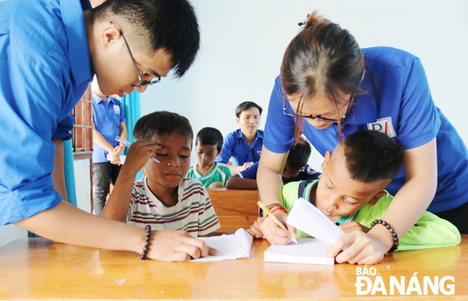 Tuổi trẻ Đà Nẵng tham gia dạy học cho trẻ em vùng núi.
