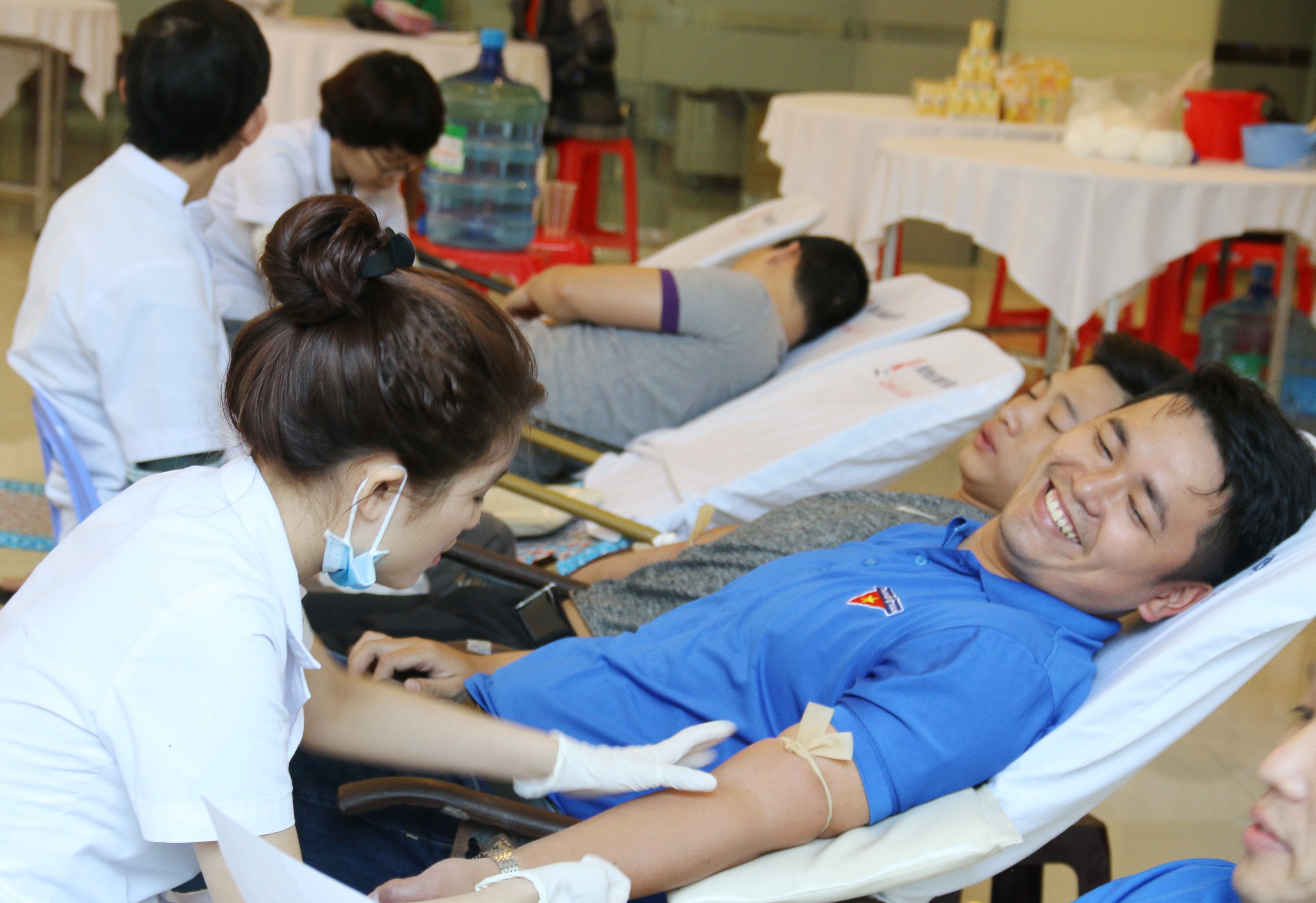 A volunteer keeping smile during the voluntary blood donation process