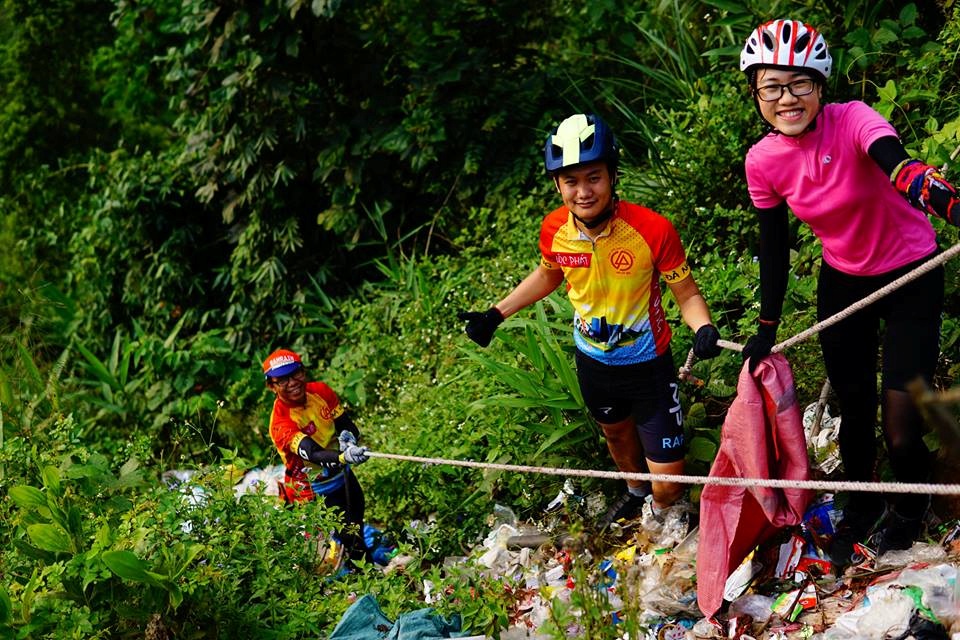 Tran Quoc, Bich Tram and Le Vinh cleaning up rubbish at the Kien Slope.