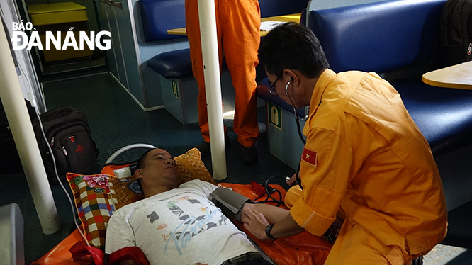 A Vietnamese doctor giving medical examinations for the foreign victim before bringing him back to the mainland for further treatment