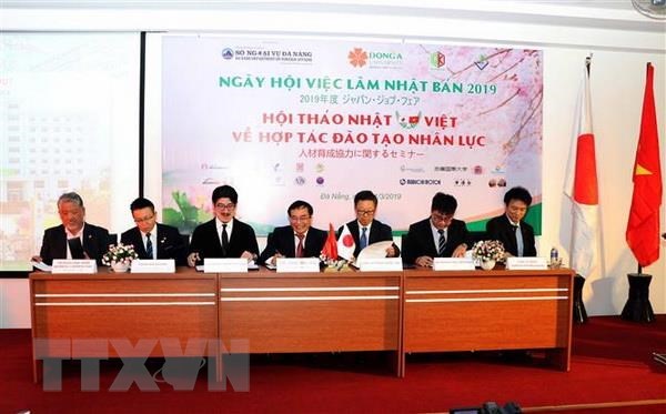 apanese firms sign pacts to recruit nearly 200 third-year students (Photo: VNA)
