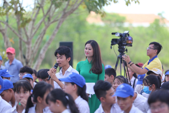 Học sinh tỉnh Khánh Hòa đặt câu hỏi với Ban Tư vấn tuyển sinh chương trình “Đưa trường học đến thí sinh 2019” do Báo Người Lao Động tổ chứcẢnh: QUANG LIÊM