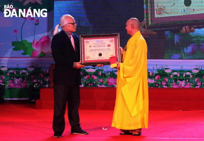 Tổ chức Kỷ lục Việt Nam – Hội Kỷ lục gia Việt Nam trao kỷ lục Việt Nam cho Tượng ngọc Nephrite Quán Thế Âm trong tư thế ngồi của chùa Quán Thế Âm.