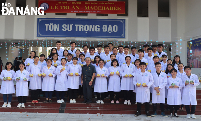 Ông Nguyễn Tiến Dân (giữa) nhận sự kính trọng của các sinh viên Khoa Y Dược - Đại học Đà Nẵng.
