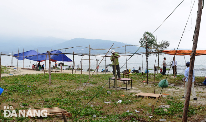 Hoạt động lắp dựng lều, trại trái phép để kinh doanh, buôn bán tại bãi biển rạn Nam Ô ngày càng mở rộng.