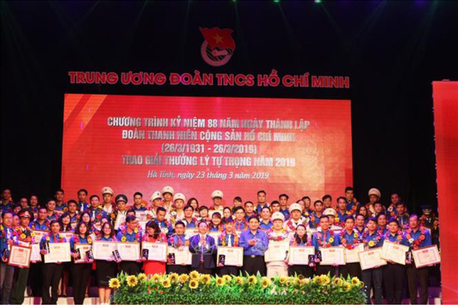 Các cán bộ Đoàn, thanh niên tiêu biểu nhận giải thưởng Lý Tự Trọng năm 2019. Ảnh: TTXVN
