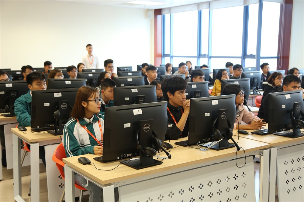 Candidates in Ha Noi prepare to take the test