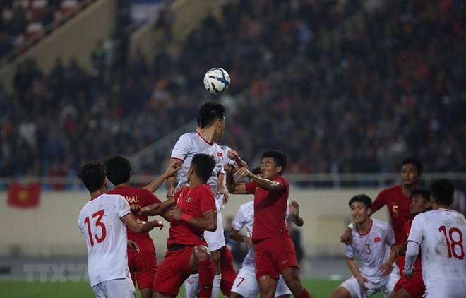 Vietnam beat Indonesia 1-0 in tense AFC U23 qualifier. Viet Hung in a ball fighting. (Photo: VNA)
