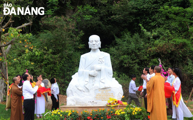 UBND quận Ngũ Hành Sơn hai tượng thiền sư Vạn Hạnh trong dịp Lễ hội Quán Thế Âm.