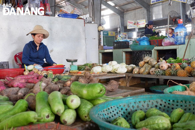 Các quầy hàng bán rau, củ, quả tại chợ Túy Loan sạch sẽ, bảo đảm an toàn thực phẩm.