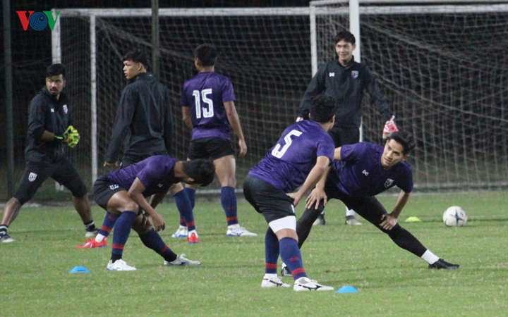 Các cầu thủ U23 Thái Lan chỉ dãn cơ, khởi động nhẹ trong lúc mở cửa với truyền thông.