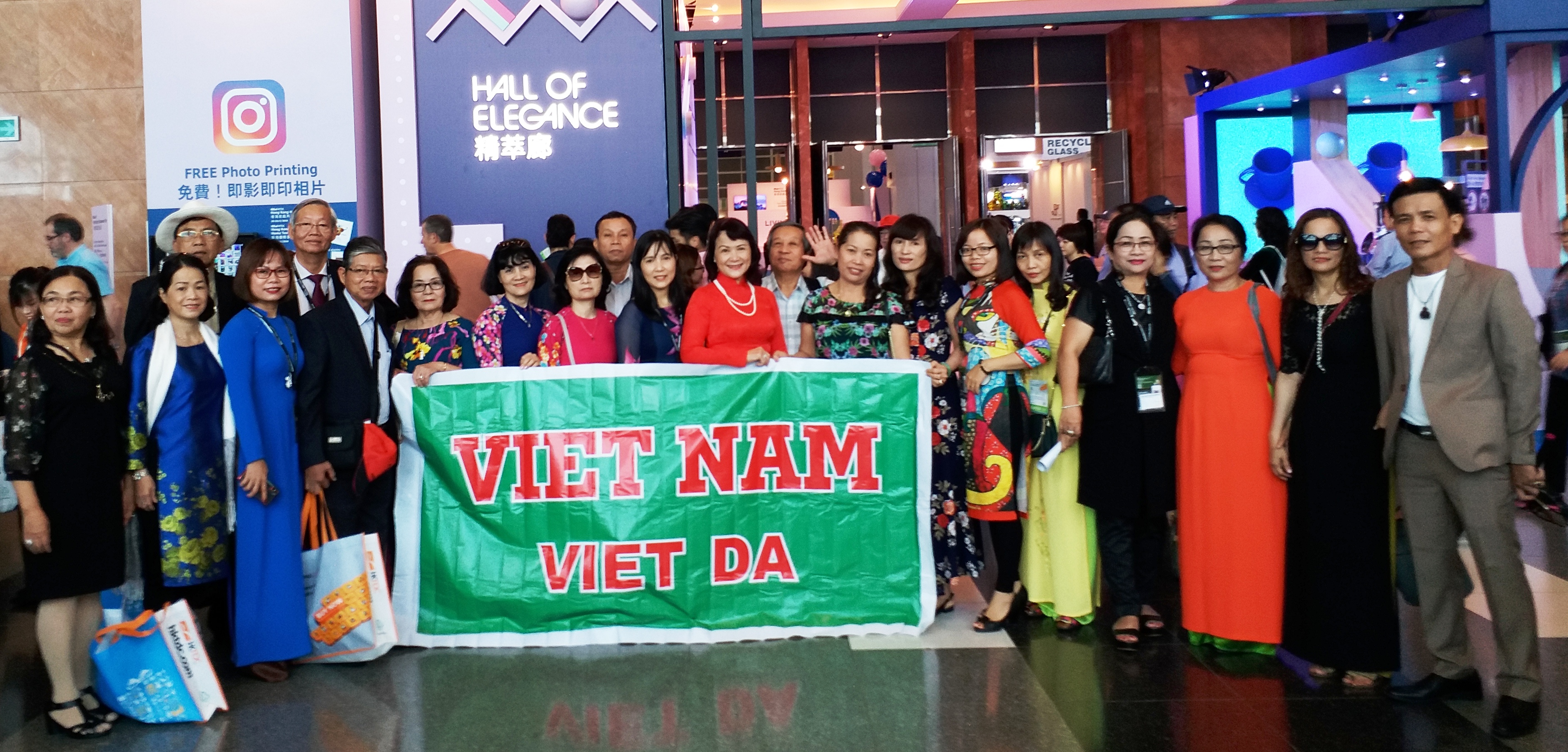 Đoàn Doanh nghiệp dự hội chợ hàng gia dụng tại Hồng Kông do Vietdatravel tổ chức năm 2018.