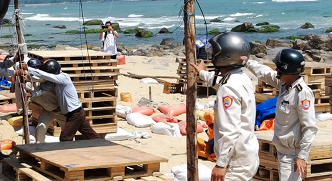 Functional bodies from Lien Chieu District removing illegally-erected tents at the Nam O Reef