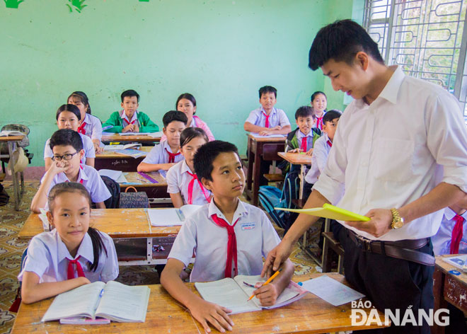 Trong năm 2019, ngành giáo dục sẽ đặc biệt chú trọng bồi dưỡng giáo viên và viết sách giáo khoa lớp một. (Ảnh: PM/Vietnam+