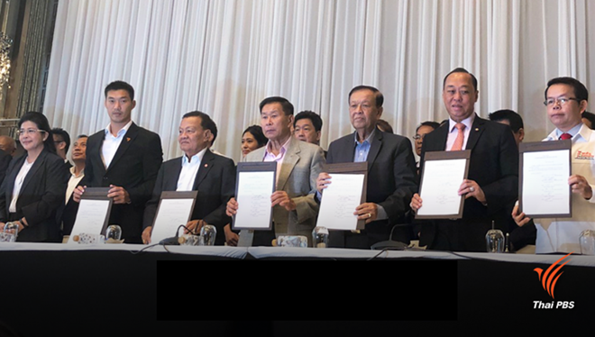 Leaders of six political parties which have formed the Pheu Thai-led alliance to set up a coalition government display a joint statement confirming their commitment to “end the power of NPCO” during a press conference on 27 March. (Source: thaipbsworld.com)