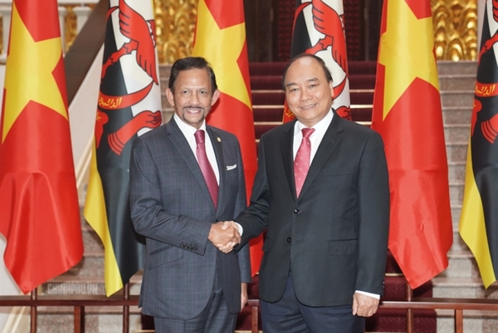 Sáng cùng ngày, tại trụ sở Chính phủ, hội kiến Quốc vương Brunei Darussalam Sultan Haji Hassanal Bolkiah, Thủ tướng Nguyễn Xuân Phúc hoan nghênh việc hai bên vừa nâng cấp quan hệ lên Đối tác toàn diện.