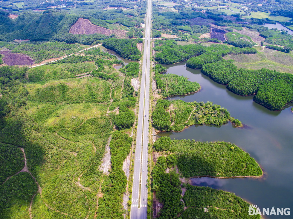 The construction cost of the 10.46km-long, 6-lane road was more than 1,072 billion VND. The road passes through Lien Chieu and Hoa Vang districts.