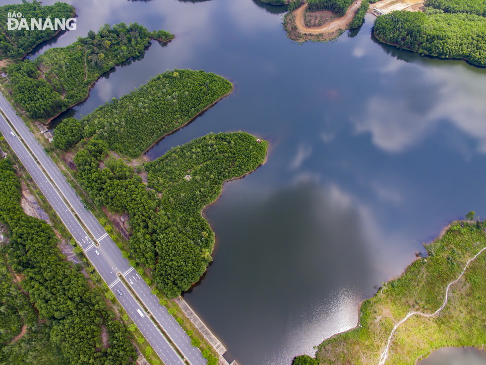 The road is a tree lined avenue with no houses being built along its both sides, and it is the first of its kind in Viet Nam. In addition, highly impressive floral decorations and miniatures are created on the road’s pavements, contributing to enhancing the urban beauty.