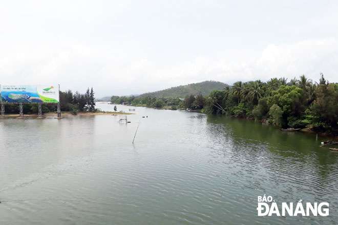 Dù có tiềm năng nhưng việc khai thác hoạt động du lịch sông Cu Đê hiện vẫn còn bỏ ngỏ. Trong ảnh: Một góc tuyến sông Cu Đê thuộc địa bàn phường Hòa Hiệp Bắc. 