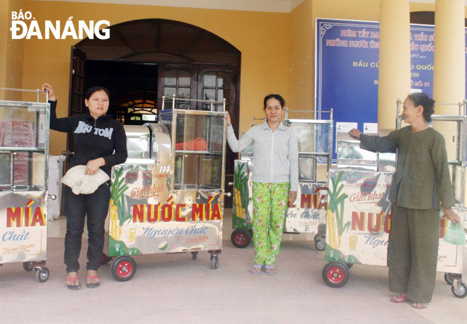 Hộ nghèo quận Sơn Trà nhận xe nước mía để mưu sinh do Ủy ban MTTQ Việt Nam quận Sơn Trà trao tặng.