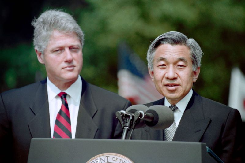 Tổng thống Mỹ Bill Clinton lắng nghe Nhật hoàng Akihito phát biểu khi ông có chuyến thăm Mỹ vào ngày 13-6-1994. Ảnh: AFP  