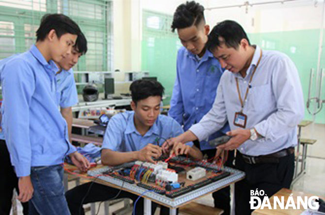 Giờ thực hành Điện công nghiệp tại Trường Cao đẳng Nghề Đà Nẵng. Ảnh: V.T.L