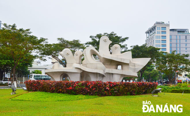Bức tượng “Đất lành chim đậu” nằm ở bùng binh Bạch Đằng - Như Nguyệt - 3 Tháng 2 do nhà điêu khắc Phạm Văn Hạng thực hiện vào năm 2013, thể hiện khát vọng về một thành phố an bình, trẻ trung và đáng sống. 