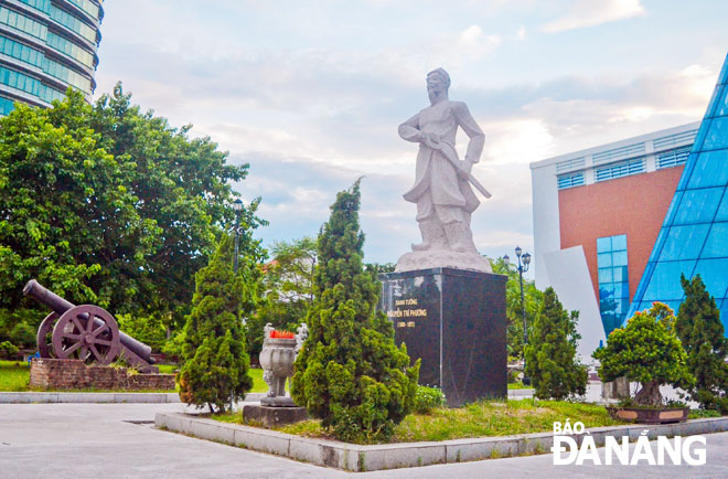 Tượng đài danh tướng Nguyễn Tri Phương nằm ở trung tâm của khuôn viên Di tích quốc gia đặc biệt thành Điện Hải - nơi ghi dấu những năm tháng đấu tranh chống Pháp hào hùng của nhân dân Đà Nẵng thời kỳ 1858-1860. 