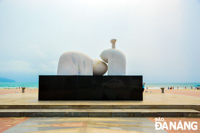 Bức tượng Mẹ Âu Cơ là điểm nhấn tại Công viên Biển Đông (quận Sơn Trà). Tác phẩm do nhà điêu khắc gốc Đà Nẵng Lê Công Thành thực hiện, khánh thành năm 2007.