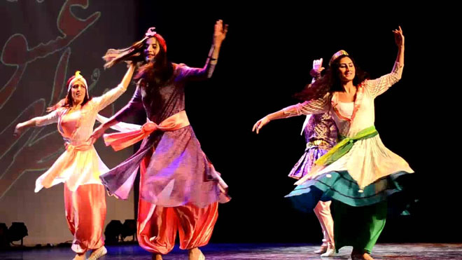 Nhóm nhảy Khorshid Khanoom của Montreal, Canada biểu diễn các điệu múa dân gian truyền thống của Iran và Ba Tư trong lễ hội Nowruz.
