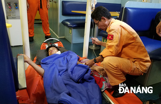 Doctors from the city’s Emergency Centre 115 giving initial first aid to the injured fisherman