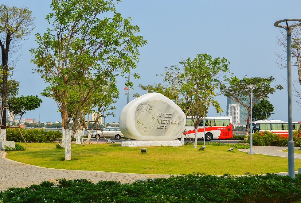 Opened in November 2017, a park alongside the western bank of the Han River in Da Nang, featuring the symbols of the Asia-Pacific Economic Cooperation (APEC) member economies, has emerged as a wonderful cultural landmark in the heart of the city.