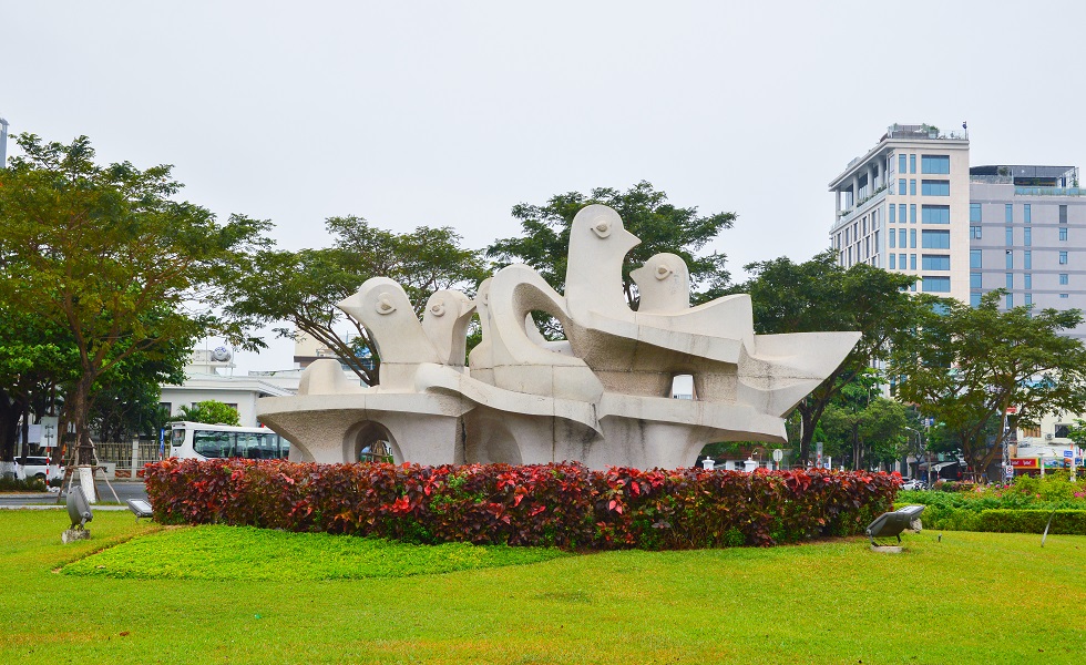 The sculpture named “Dat lanh chim dau” (Birds nest on good land) is sited at the roundabout of Bach Dang, 3 February and Nhu Nguyet streets in the city. Created by the city-born sculptor Pham Van Hang, the work features the images of pigeons playing in a nest, which represents this young, dynamic and liveable city.