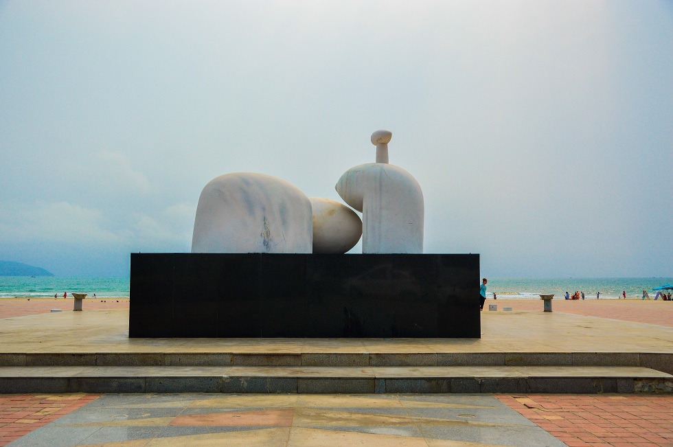 The ‘Me Au Co’ (Mother Au Co) Statue is one of the highlights of the East Sea Park. Carved by the famous Vietnamese painter and sculptor Le Cong Thanh, this art work was placed in 2007.