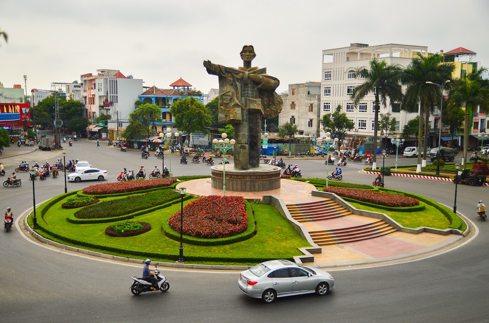 Situated on Dien Bien Phu Street, the majestic Thanh Khe Valiant Mother Monument aims to honour Vietnamese Heroic Mother Nhu for her significant dedication to the nation’s independence and freedom. Created by sculptor Pham Van Hang for only 6 months, the 12m-high statue of Mother Nhu was made from 7,000 bullet shells in total. It was inaugurated in 1985 to mark the 10th anniversary of the liberation of Da Nang (29 March 1975).