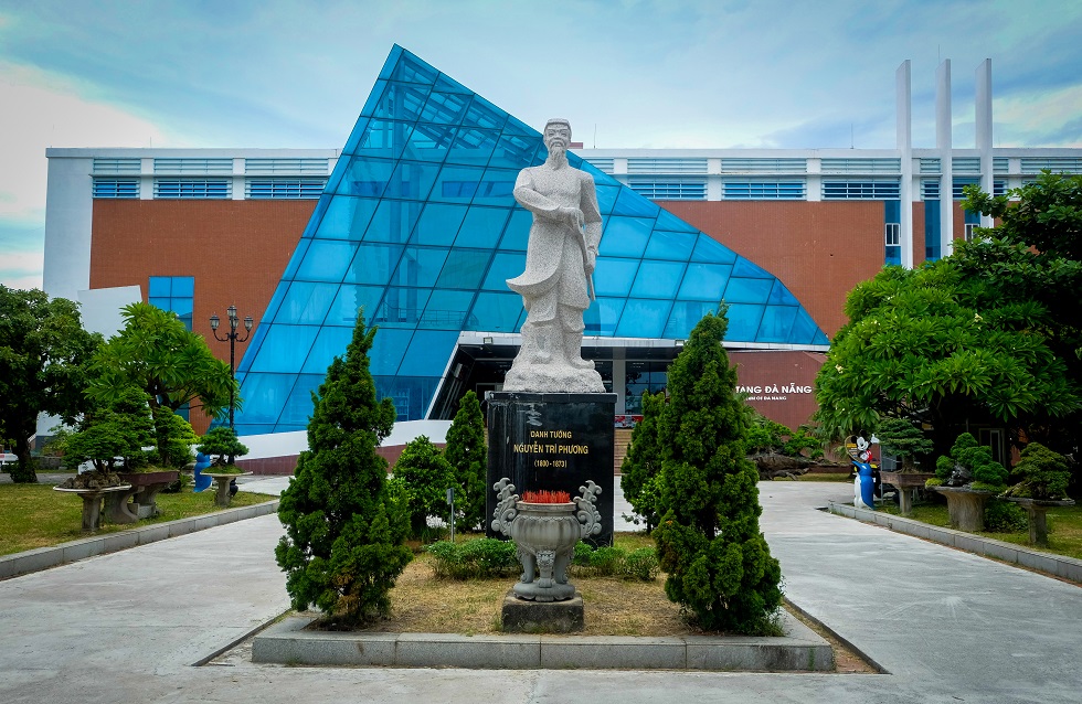 A majestic statue of General Nguyen Tri Phuong is placed in the Dien Hai Citadel to commemorate the city’s glorious history during the struggle against the attacks by the French invaders in the 1858 - 1860 period. 