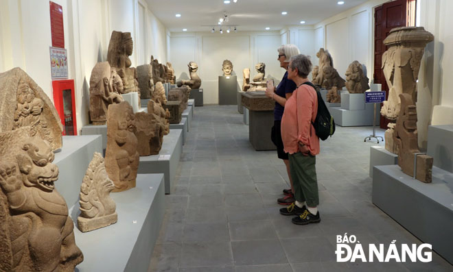 Kho mở trưng bày 47 hiện vật bằng sa thạch có điêu khắc đẹp, độc đáo, thu hút khách tham quan.