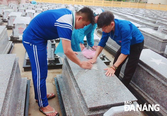 Đoàn viên thanh niên và các em học sinh trên địa bàn phường Hòa Hiệp Nam, quận Liên Chiểu chăm sóc các mộ liệt sĩ tại Nghĩa trang liệt sĩ Hòa Hiệp.