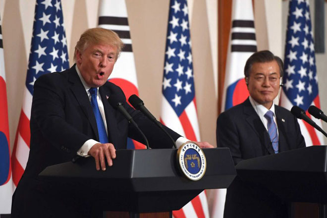 Tổng thống Mỹ Donald Trump (trái) và Tổng thống Hàn Quốc Moon Jae-in dự kiến gặp gỡ vào tháng 4 tại Washington. 						   Ảnh: AP