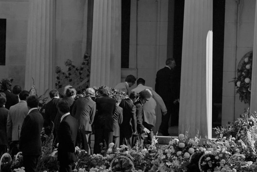 Thi thể Elvis Presley được đưa vào Lăng tổ chức tang lễ ở Memphis, Tennessee. Ảnh: Getty Images