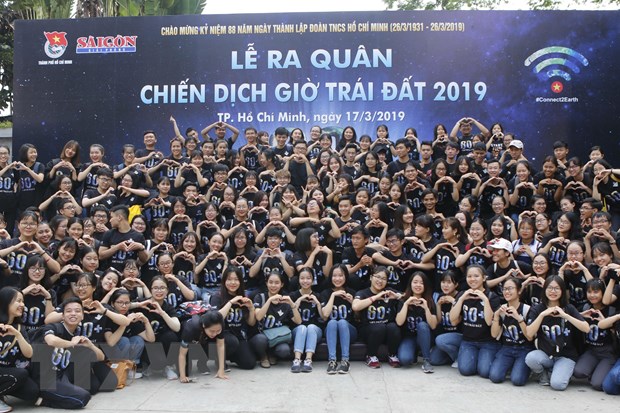 Các tình nguyện viên ở Thành phố Hồ Chí Minh cổ động chiến dịch Giờ Trái đất 2019. (Ảnh:Hoàng Hải/TTXVN)