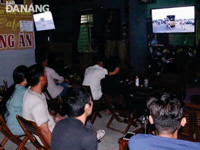 A video on traffic safety being shown at a Thanh Khe Tay Ward-based coffee shop