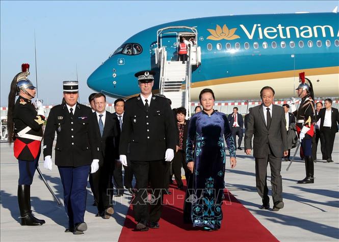 Quang cảnh lễ đón Chủ tịch Quốc hội Nguyễn Thị Kim Ngân tại sân bay Orly. Ảnh: TTXVN