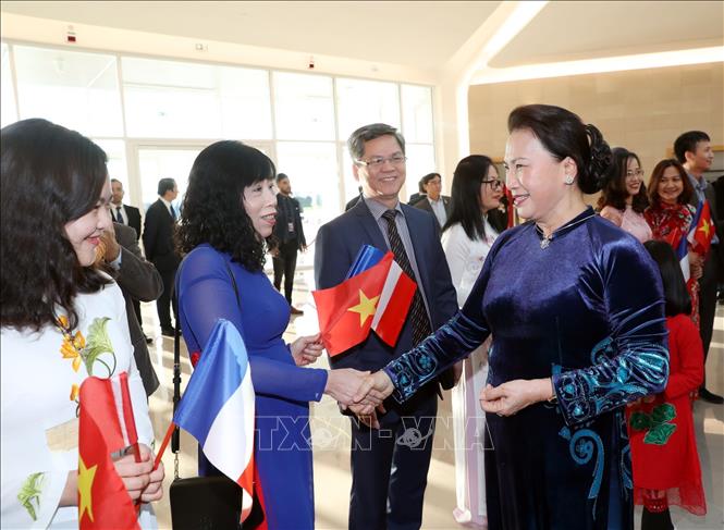 Cán bộ, nhân viên Đại sứ quán và bà con Việt kiều tại Pháp đón Chủ tịch Quốc hội Nguyễn Thị Kim Ngân. Ảnh: TTXVN