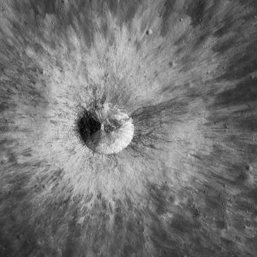 Đây là hình ảnh của một trong những miệng hố trên mặt trăng do Camera giám sát quỹ đạo Mặt trăng chụp được vào năm 2018. Miệng hố này quá nhỏ khi quan sát từ Trái Đất nhưng nó là một trong rất nhiều miệng hố trên bề mặt Mặt Trăng.