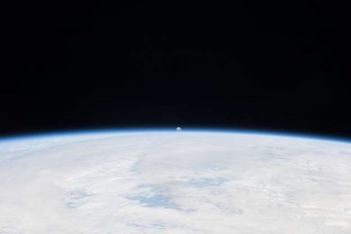 Mặt trăng ở xa. Hình ảnh mặt trăng bé xíu khi nhìn theo khoảng cách đường chân trời của Trái Đất, do nhà du hành Karen Nyberg chụp từ Trạm vũ trụ quốc tế năm 2013.